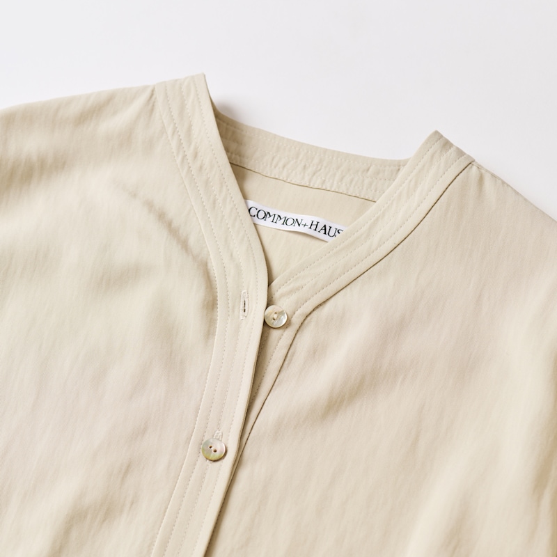 第一ボタンを開けて、抜け感のある着こなしに