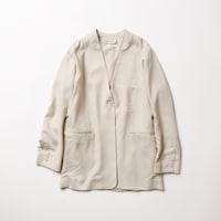 トレンド感のあるノーカラージャケット。首まわりをすっきり見せ、抜け感のある印象に