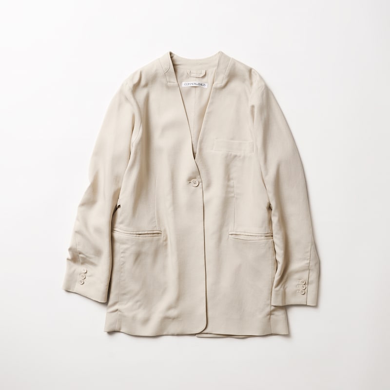 トレンド感のあるノーカラージャケット。首まわりをすっきり見せ、抜け感のある印象に