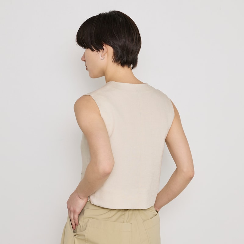 クロップド丈でウエスト位置を高く見せ、スタイルアップ効果も