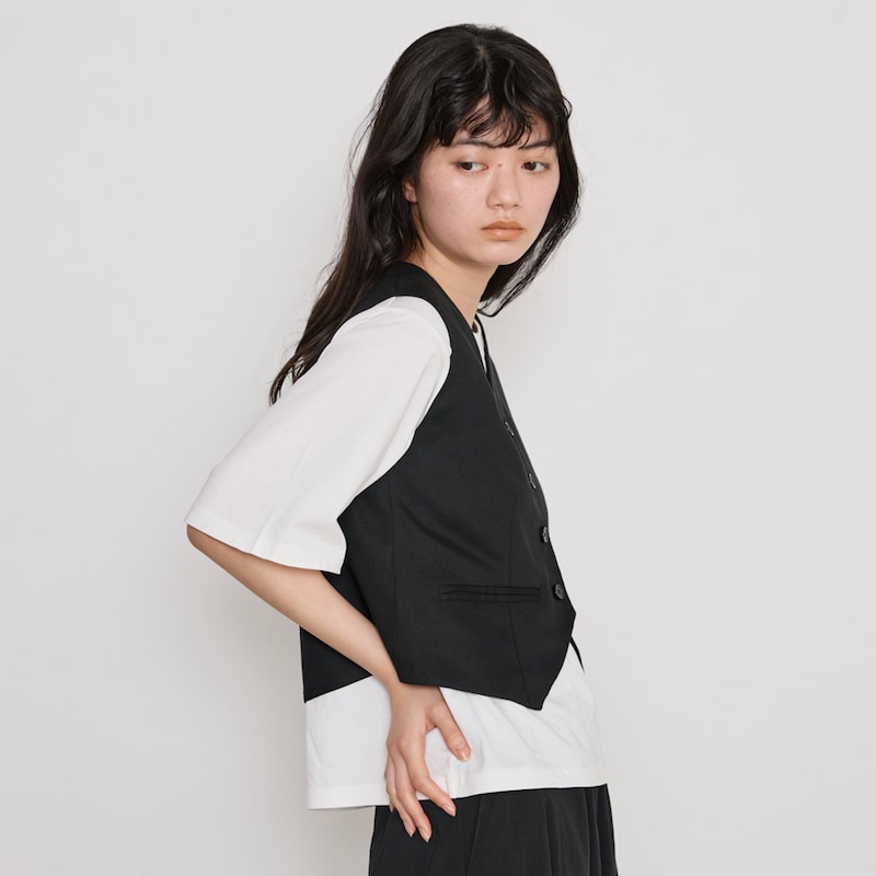 いつもの装いに重ねて、着こなしのアクセントに