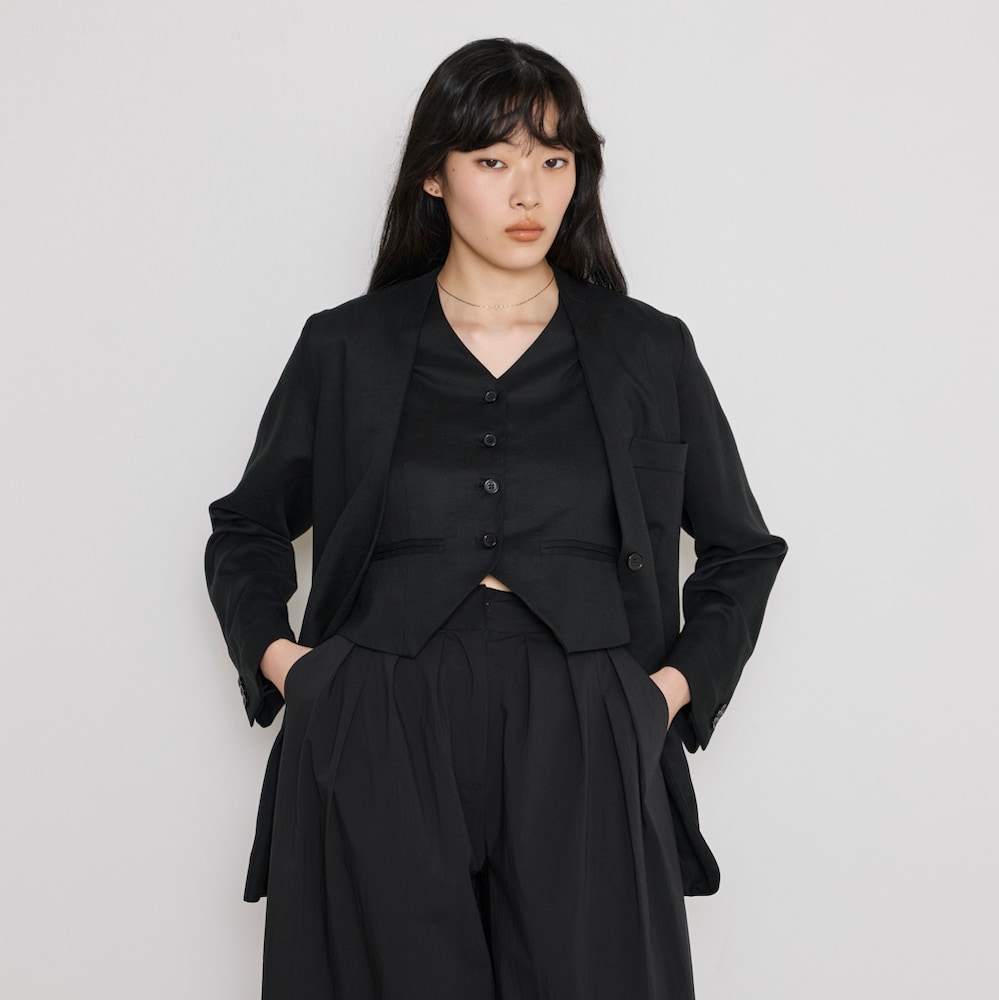 同素材のジャケットと合わせて、セットアップとしての着用もおすすめ