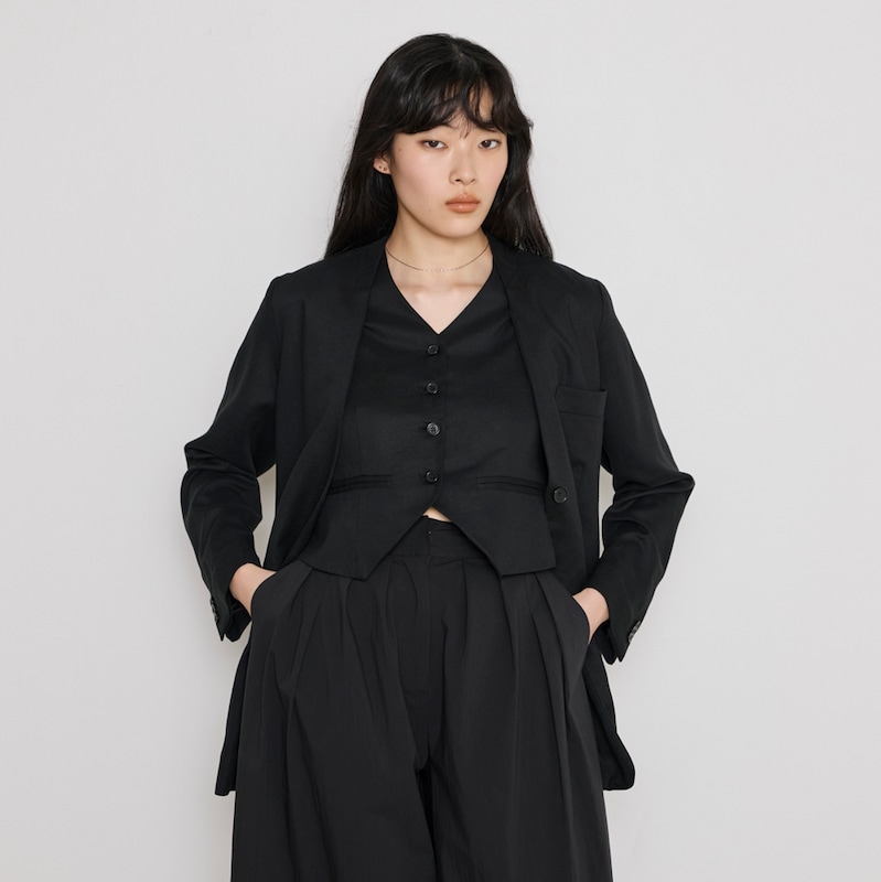 同素材のジャケットと合わせて、セットアップとしての着用もおすすめ