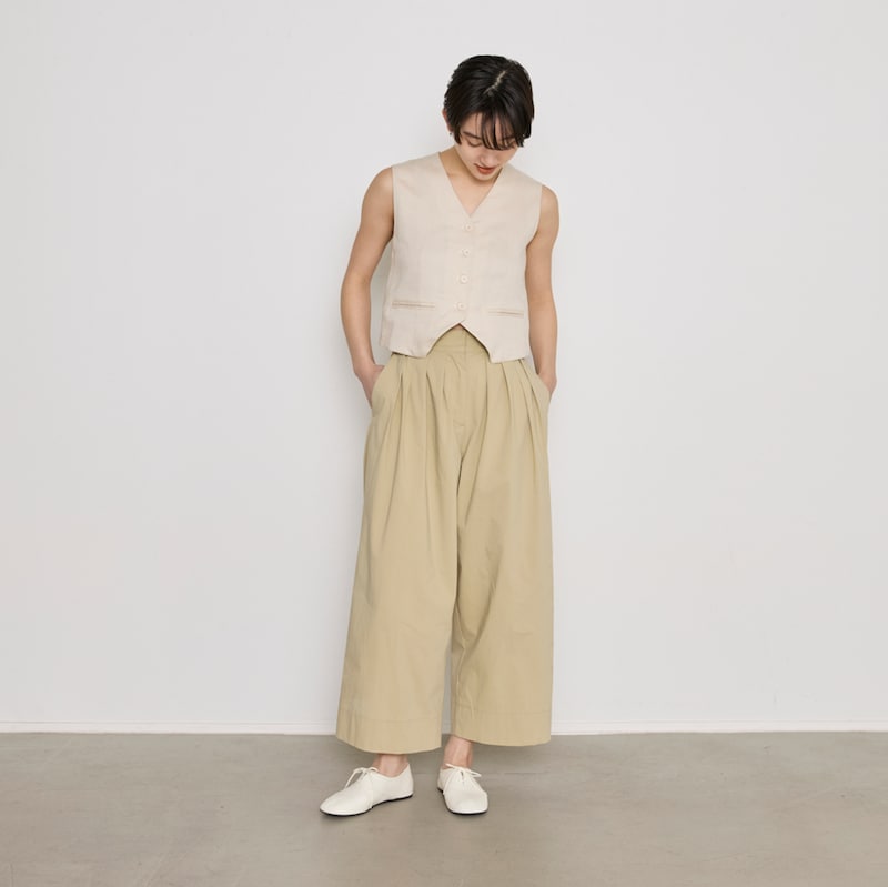 モデル168cm／フリーサイズ、ノースリーブトップス感覚で着用できる軽やかで抜け感のあるデザイン