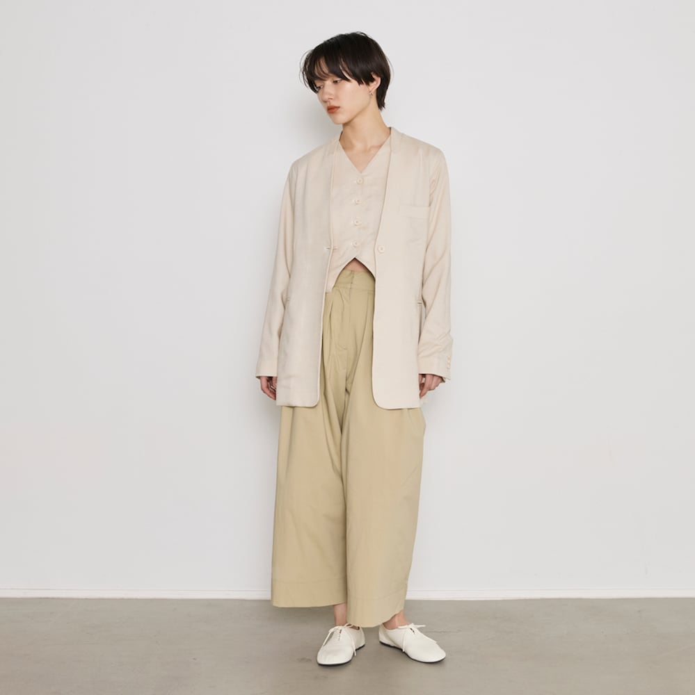深めのVネックラインで、顔まわりをすっきり