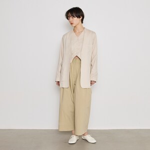 深めのVネックラインで、顔まわりをすっきり