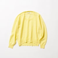 ラウンドしたフォルムが特徴のシアークルーネックニット。やわらかなシルエットでこなれた印象に