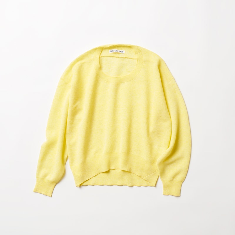 ラウンドしたフォルムが特徴のシアークルーネックニット。やわらかなシルエットでこなれた印象に