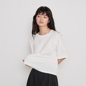 オーバーサイズ×クロップド丈のバランスで、今のシルエットに