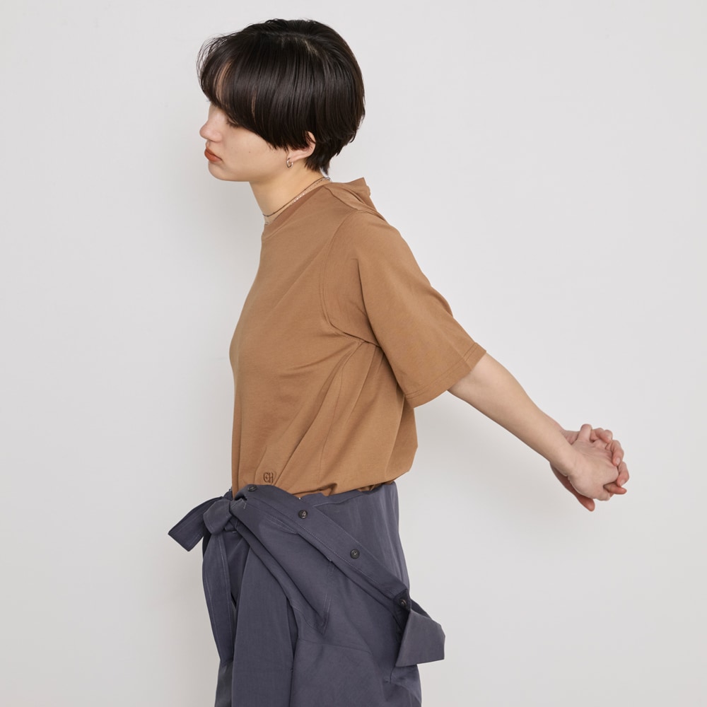 肩や袖はメンズライクな雰囲気を残しつつ、全体はすっきりとした印象に