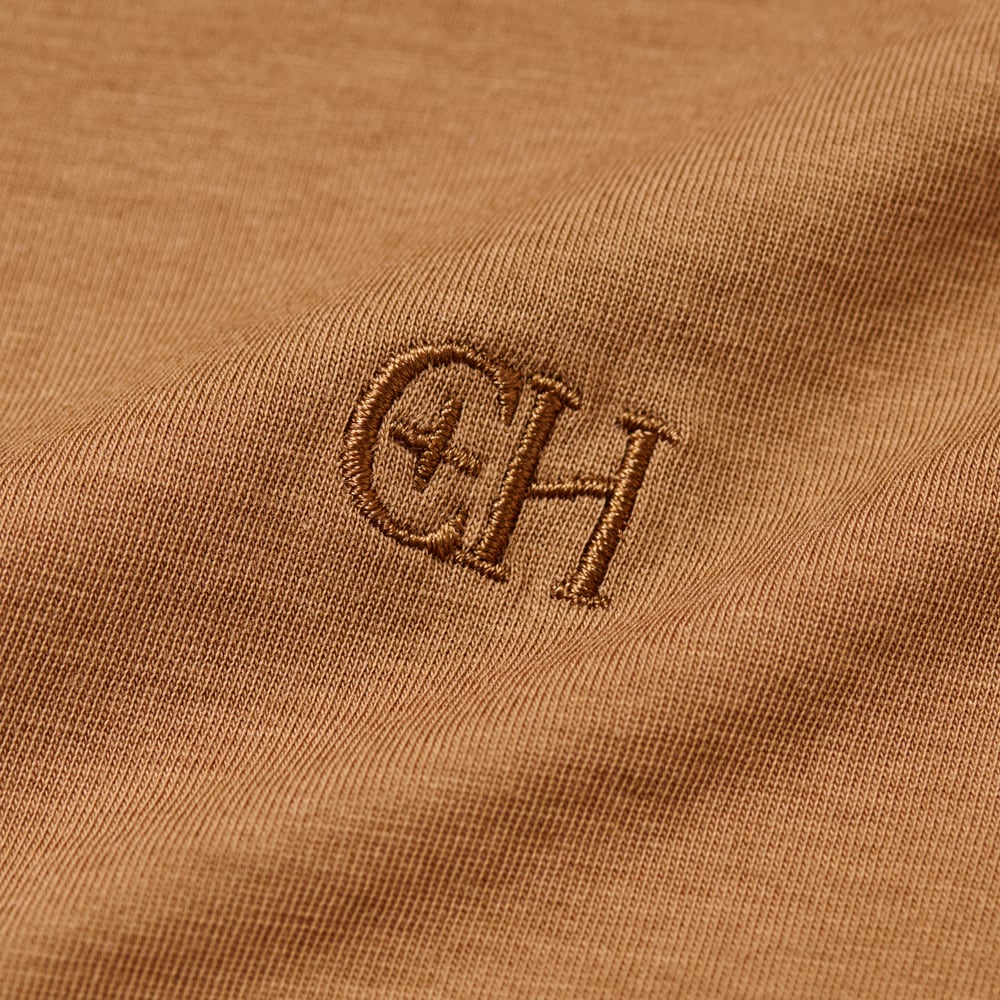 裾にさりげなく入れた「CH」イニシャルがアクセント