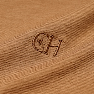 裾にさりげなく入れた「CH」イニシャルがアクセント