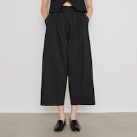 フロントにたっぷりと入れたギャザーが、立体感のあるシルエットを演出