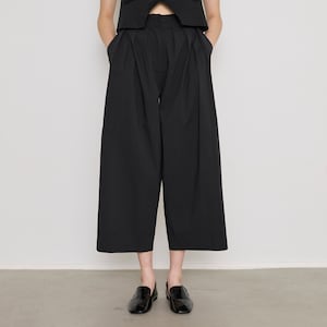 フロントにたっぷりと入れたギャザーが、立体感のあるシルエットを演出
