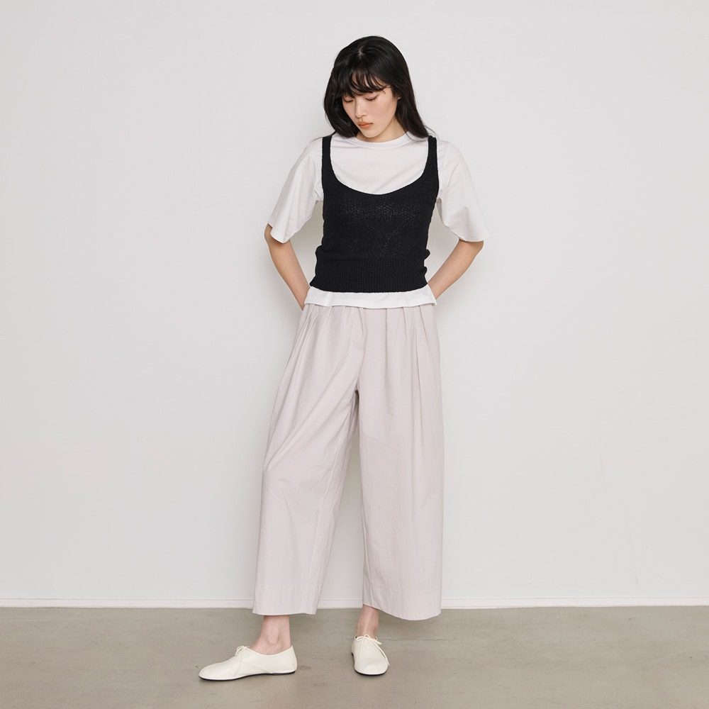 モデル169cm／Mサイズ、クロップド丈のワイドシルエットパンツ 軽やかで抜け感のある印象に