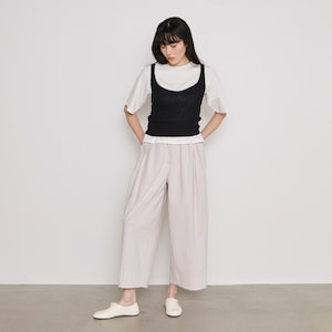 モデル169cm／Mサイズ、クロップド丈のワイドシルエットパンツ 軽やかで抜け感のある印象に