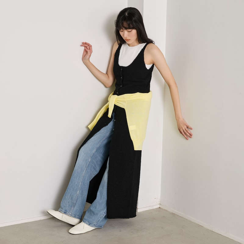 フロントを開けて好きな着方で。パンツとのレイヤードスタイルも楽しめる