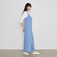 横から見ても縦のラインを強調したすっきりとタイトなシルエット