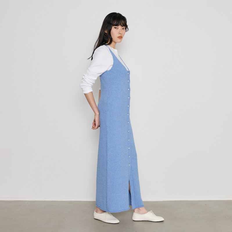 横から見ても縦のラインを強調したすっきりとタイトなシルエット