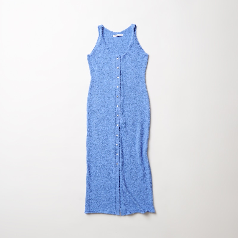 縦のラインを強調し、すっきりとしたワンピース