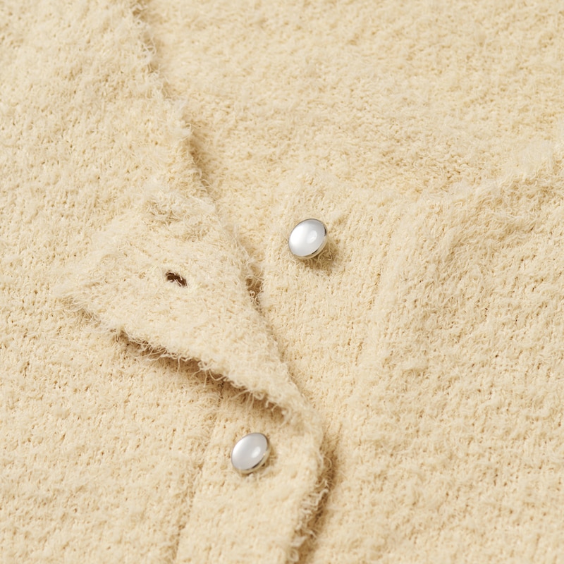 ヴィンテージライクなパールボタンが、さりげないアクセントに