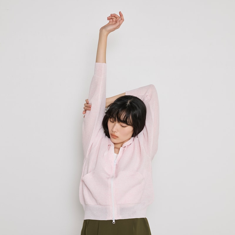 ドライタッチでシャリ感のある素材が、軽やかで涼しげな表情を演出