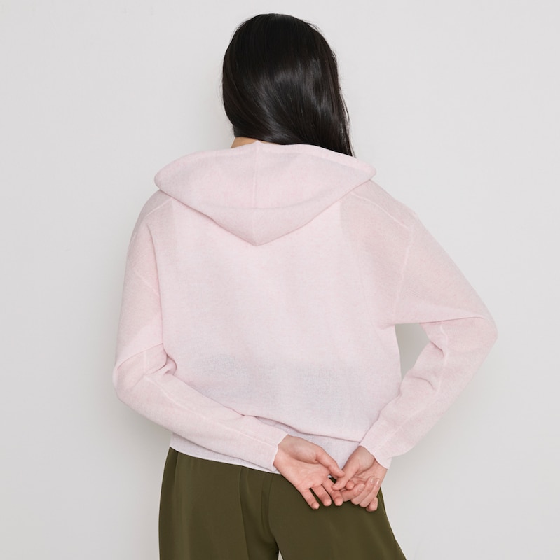 程よい透け感で、タンクトップやキャミなどとのレイヤードが楽しめる