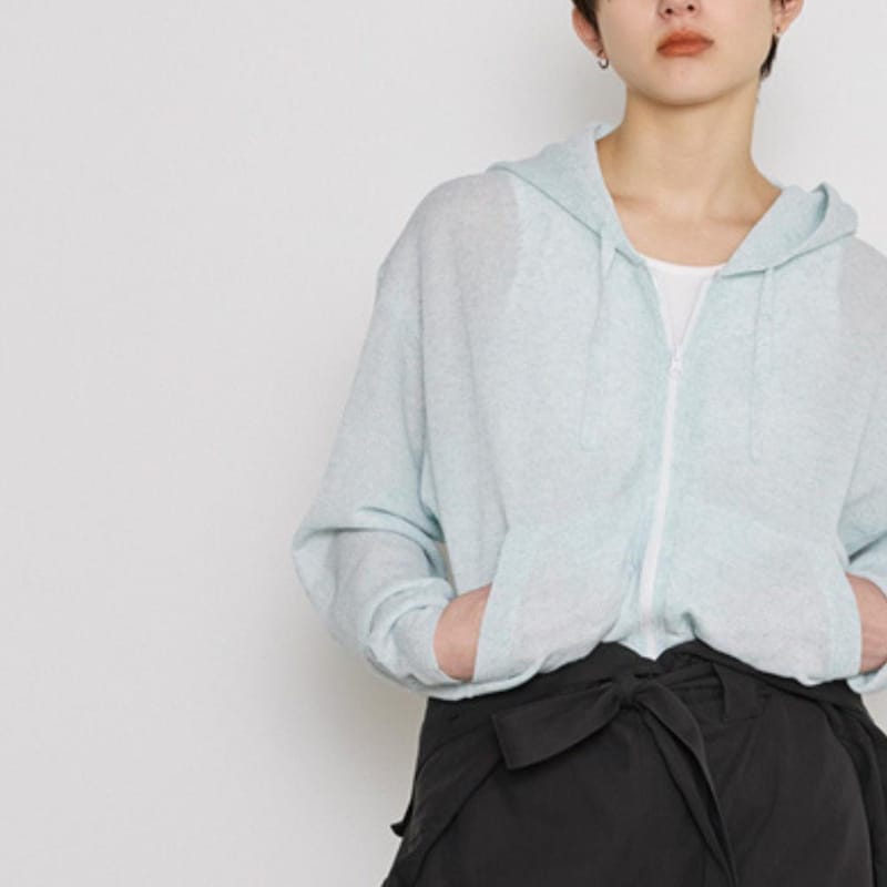 程よい透け感がある素材で、抜け感がある着こなしに