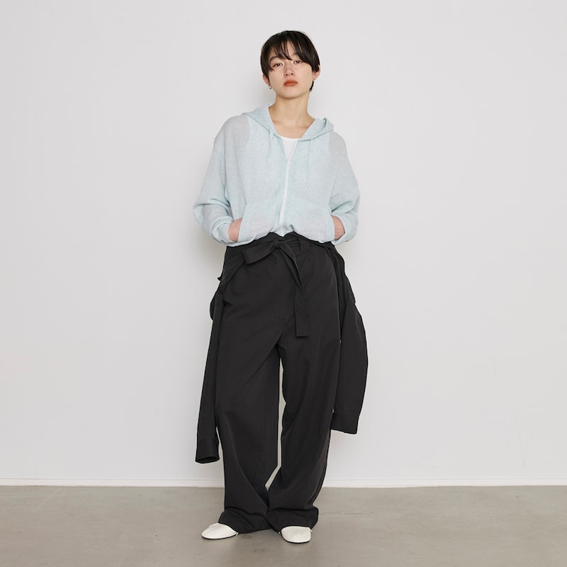 モデル168cm／フリーサイズ、やわらかなシルエットで抜け感のある印象に