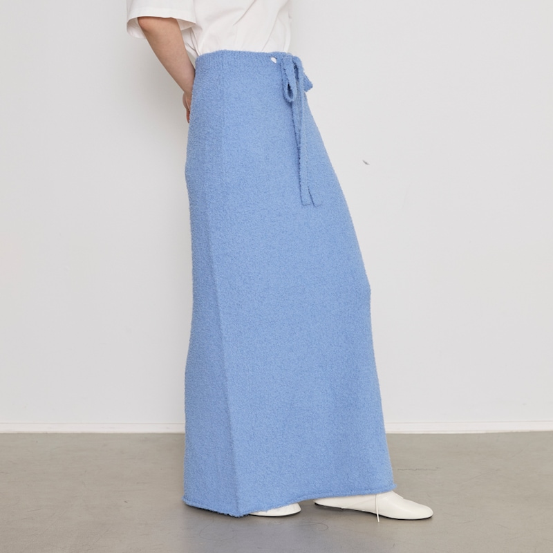 同素材のウエスト紐がアクセントになり、抜け感のある仕上がり