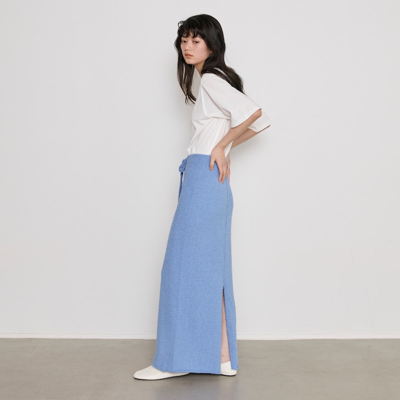 マキシ丈のIラインシルエットで、横から見ても縦のラインをすっきりタイトに