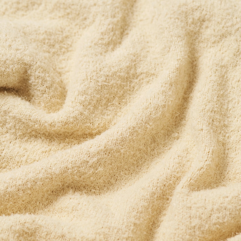 表面に凹凸のあるテクスチャー素材が、シンプルな中にニュアンスをプラス