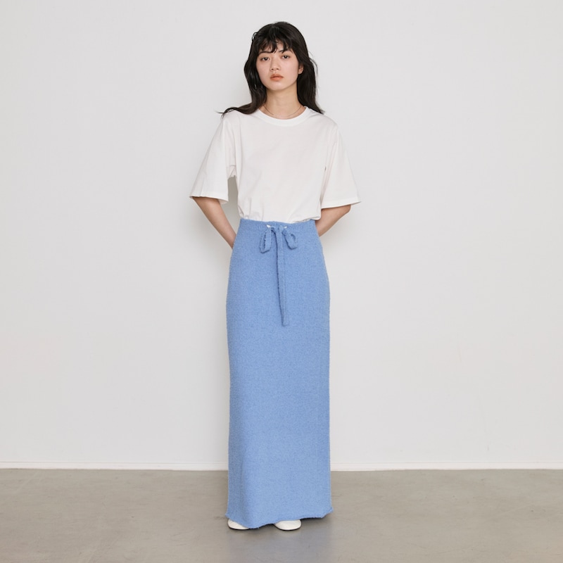 マキシ丈のIラインシルエットで、縦のラインをすっきり見せるデザイン