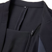 ジャケットは前開きファスナー仕様