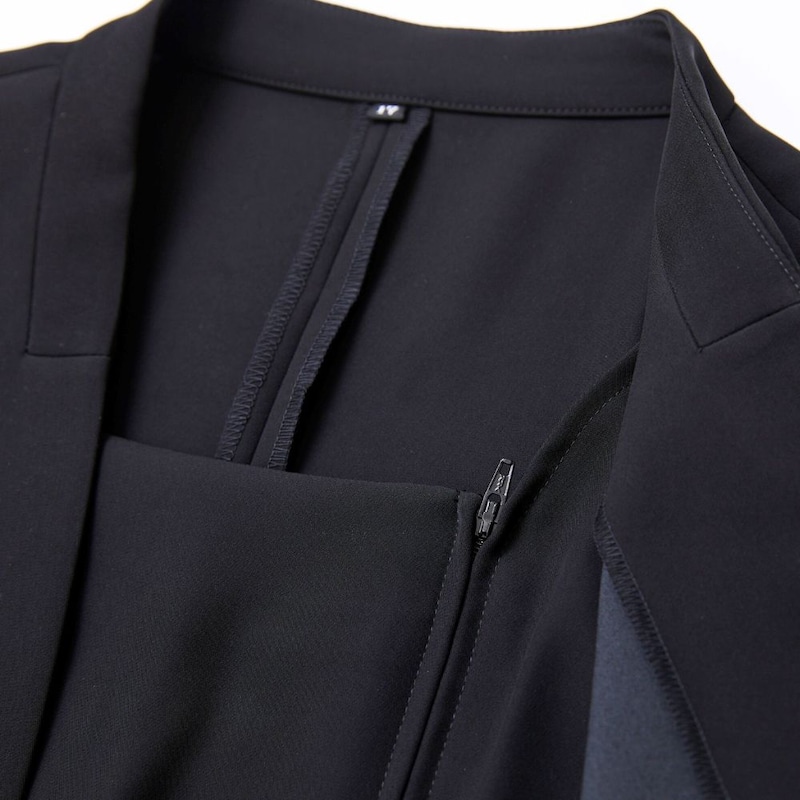 ジャケットは前開きファスナー仕様