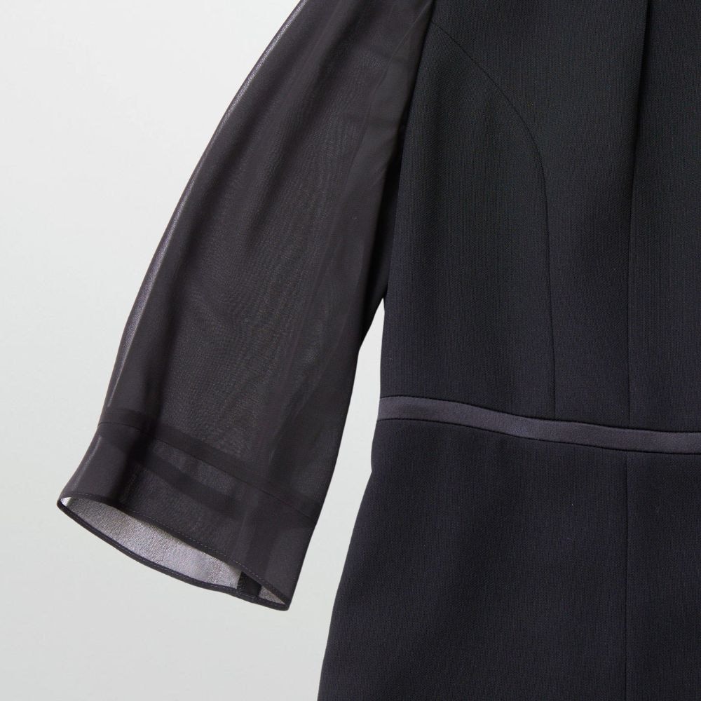 ワンピース：袖部分は透け感のあるシフォン素材