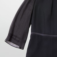 ワンピース：袖部分は透け感のあるシフォン素材