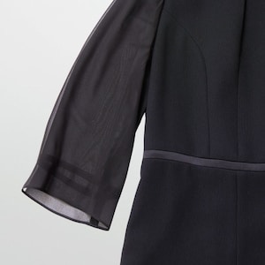 ワンピース：袖部分は透け感のあるシフォン素材