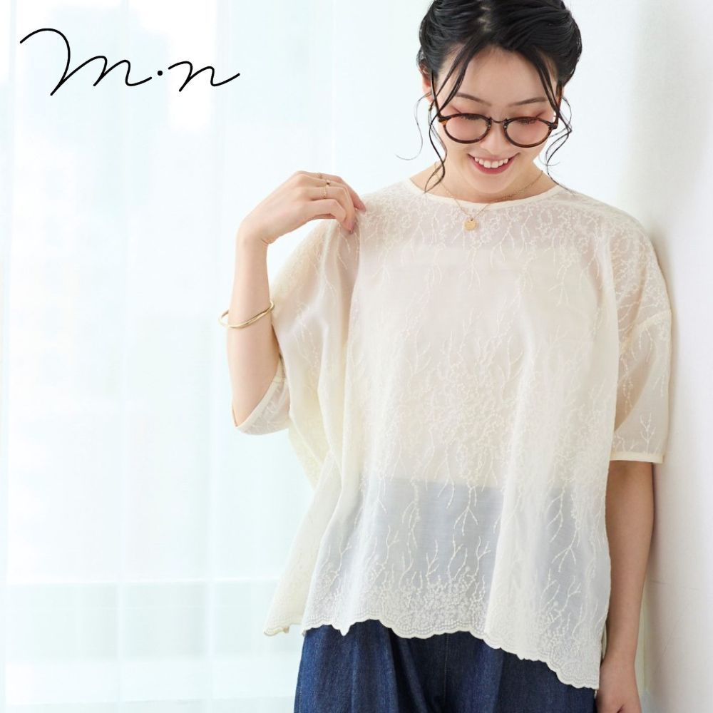 【エムドットエヌ/m.n】総柄刺しゅう半袖ブラウス