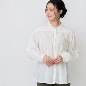【ベルメゾン】切替え刺しゅうブラウス