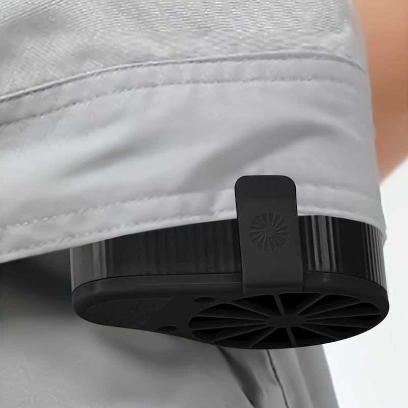 シャツなどの中に入れる場合は、吸気口を塞がないように、裾をシャツフックではさみます