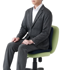 体の負担を軽減し、快適な姿勢を習慣化するクッションです