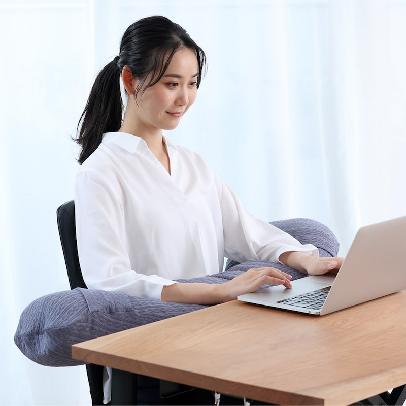 肩や首がこりにくい姿勢を楽に保てる！腕を支えるクッション