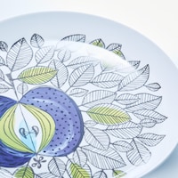 中央に描かれるのはアダムとイブが食べてしまった禁断の果実をイメージさせる林檎の柄