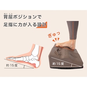 足を踏み込むと、砂浜のように「むぎゅっ」と沈み込み、自然と足指に力が入る構造になっています