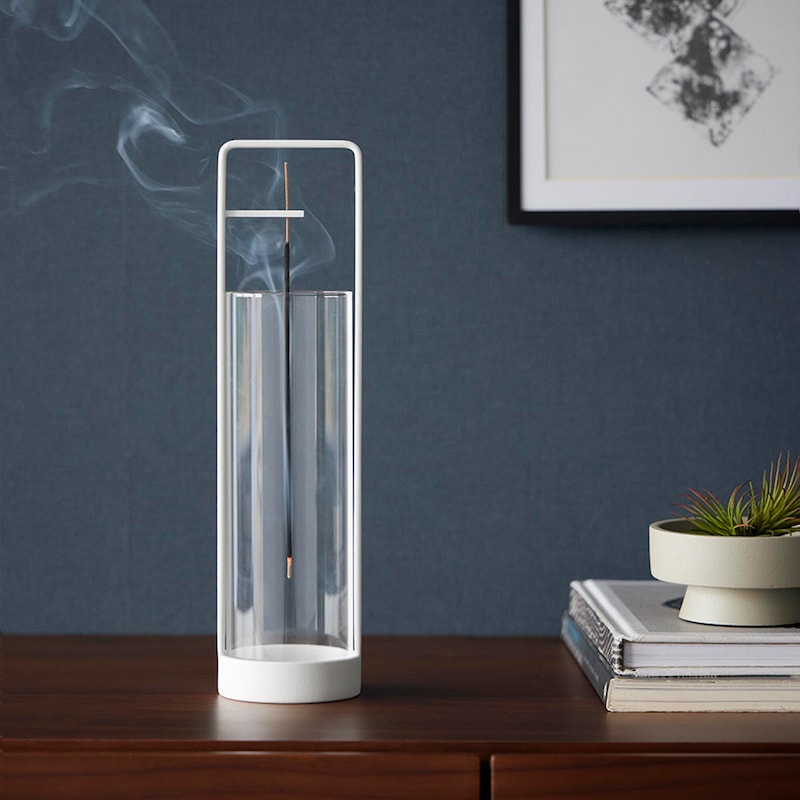 ガラスの筒に覆われた形状で灰飛びを防止