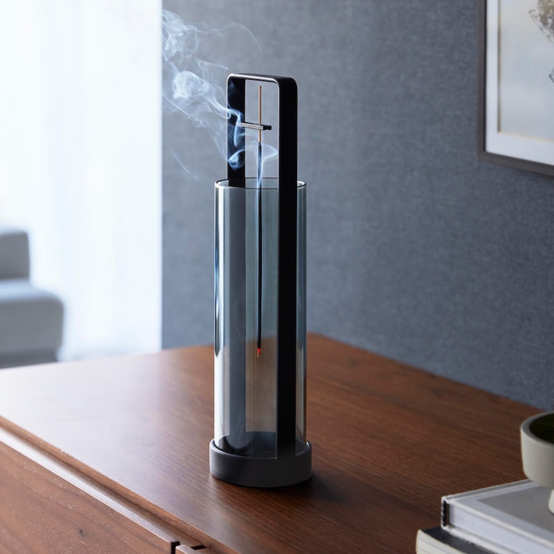 ガラスカバーは高さが約20cmあるので、長いスティックインセンスをしっかりと風からガード