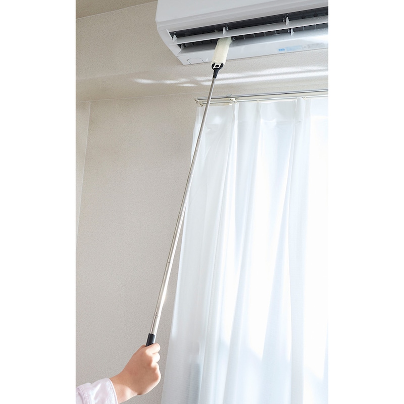 持ち手が最大約122cmまで伸びるので、エアコンの奥までしっかり届きます