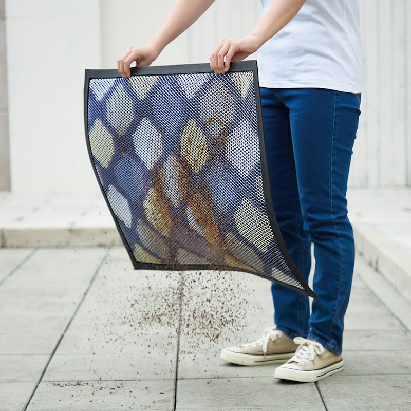 持ち上げてトントンと傾けるだけで砂がしっかり落ちてくれます