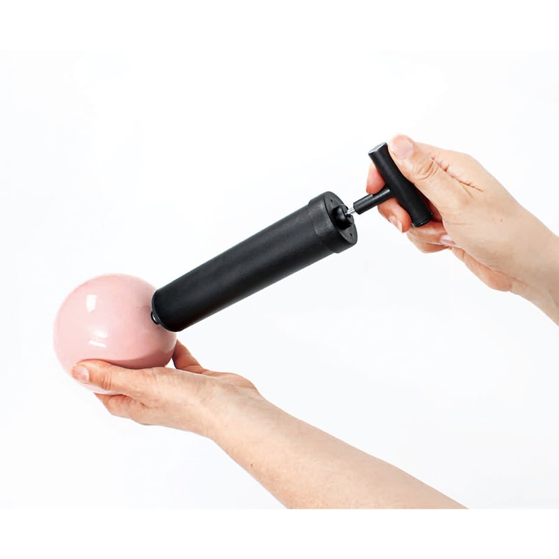 付属の空気入れを使用すれば、ボールを自分好みの硬さに簡単調節が可能